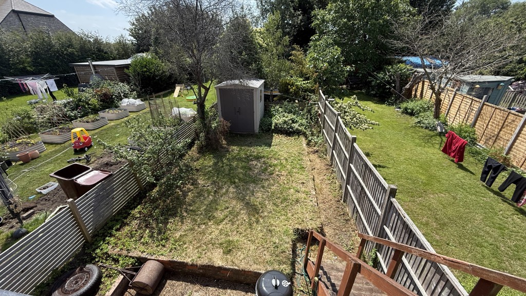 Lot: 104 - FIRST FLOOR TWO-BEDROOM MAISONETTE WITH BALCONY GARDEN AND PARKING - External image of flat garden from balcony terrace